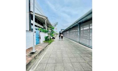 VENTA LOCAL FRENTE A PARADA DE BUS FRENTE A LOS PUEB