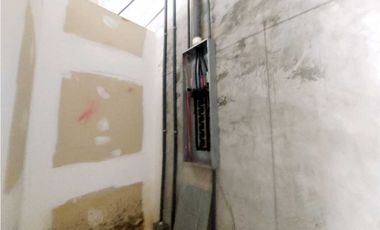 VENTA LOCAL FRENTE A PARADA DE BUS FRENTE A LOS PUEB