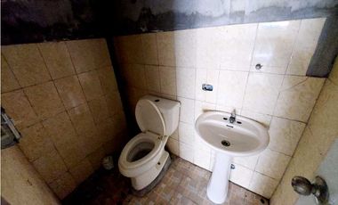 VENTA LOCAL FRENTE A PARADA DE BUS FRENTE A LOS PUEB