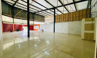 VENTA LOCAL AMPLIO FRENTE A PARADA DE BUS FRENTE A LOS PUEBLOS