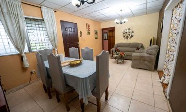 VENTA DE CASA EN SAN CARLITOS CERCADA ATRAS