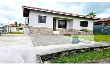 ALQUILER DE CASA EN DAVID ALGARROBOS CERCADA ATRAS