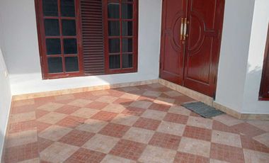 Sewa rumah strategis besar semi furnished, jakarta pusat Johar baru