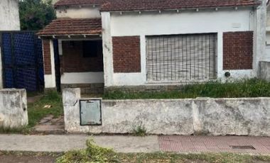¡Casa en venta 3 ambientes a reciclar, con parque y gran potencial en ubicación estratégica!