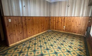 ¡Casa en venta 3 ambientes a reciclar, con parque y gran potencial en ubicación estratégica!