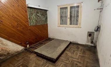 ¡Casa en venta 3 ambientes a reciclar, con parque y gran potencial en ubicación estratégica!
