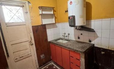 ¡Casa en venta 3 ambientes a reciclar, con parque y gran potencial en ubicación estratégica!