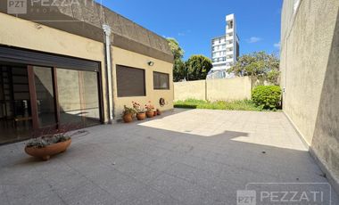 Casa en  alquiler. Uso profesional o comercial . Recepcion. 5 despachos. Garage doble. gran patio