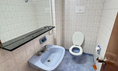 Casa en  alquiler. Uso profesional o comercial . Recepcion. 5 despachos. Garage doble. gran patio