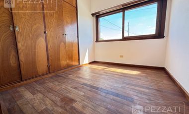 Casa en  alquiler. Uso profesional o comercial . Recepcion. 5 despachos. Garage doble. gran patio