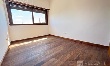 Casa en  alquiler. Uso profesional o comercial . Recepcion. 5 despachos. Garage doble. gran patio