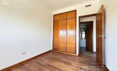 Casa en  alquiler. Uso profesional o comercial . Recepcion. 5 despachos. Garage doble. gran patio