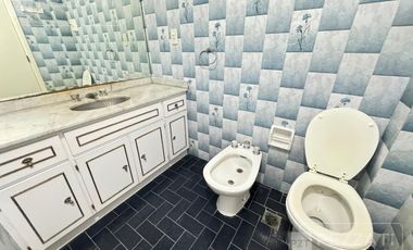 Casa en  alquiler. Uso profesional o comercial . Recepcion. 5 despachos. Garage doble. gran patio