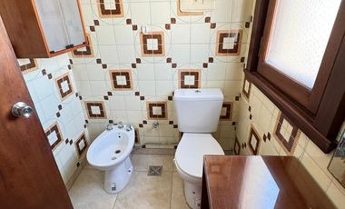 Casa en  alquiler. Uso profesional o comercial . Recepcion. 5 despachos. Garage doble. gran patio