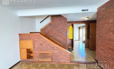 Casa en  alquiler. Uso profesional o comercial . Recepcion. 5 despachos. Garage doble. gran patio