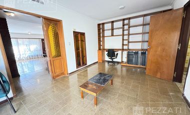 Casa en  alquiler. Uso profesional o comercial . Recepcion. 5 despachos. Garage doble. gran patio