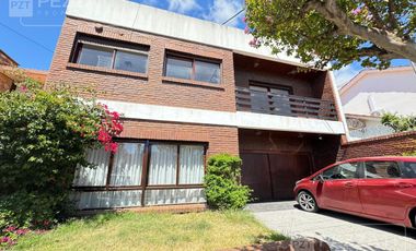 Casa en  alquiler. Uso profesional o comercial . Recepcion. 5 despachos. Garage doble. gran patio