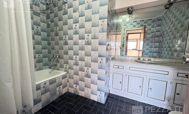 Casa en  alquiler. Uso profesional o comercial . Recepcion. 5 despachos. Garage doble. gran patio