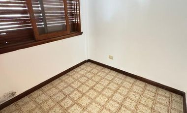 Casa en  alquiler. Uso profesional o comercial . Recepcion. 5 despachos. Garage doble. gran patio