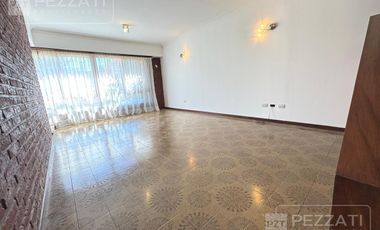 Casa en  alquiler. Uso profesional o comercial . Recepcion. 5 despachos. Garage doble. gran patio