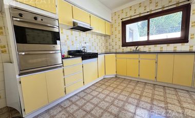 Casa en  alquiler. Uso profesional o comercial . Recepcion. 5 despachos. Garage doble. gran patio