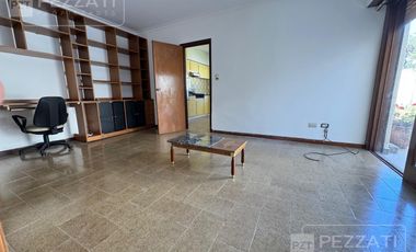 Casa en  alquiler. Uso profesional o comercial . Recepcion. 5 despachos. Garage doble. gran patio