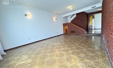 Casa en  alquiler. Uso profesional o comercial . Recepcion. 5 despachos. Garage doble. gran patio