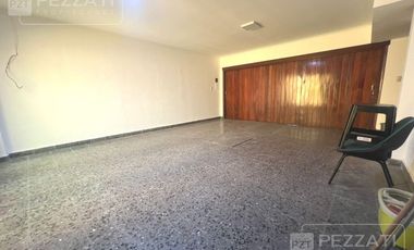 Casa en  alquiler. Uso profesional o comercial . Recepcion. 5 despachos. Garage doble. gran patio