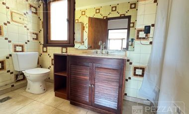 Casa en  alquiler. Uso profesional o comercial . Recepcion. 5 despachos. Garage doble. gran patio