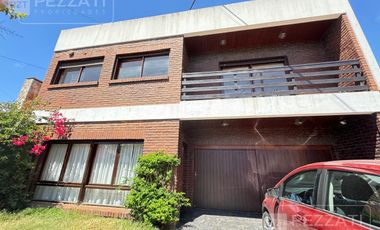 Casa en  alquiler. Uso profesional o comercial . Recepcion. 5 despachos. Garage doble. gran patio