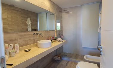 Casa de 3 dormitorios y parque a estrenar en Temperley Este