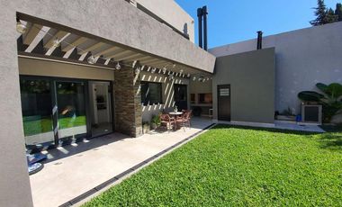 Casa de 3 dormitorios y parque a estrenar en Temperley Este