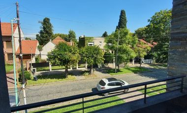 Casa de 3 dormitorios y parque a estrenar en Temperley Este