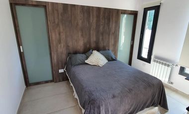 Casa de 3 dormitorios y parque a estrenar en Temperley Este