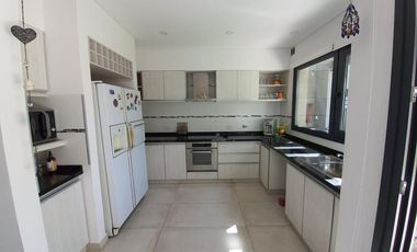 Casa de 3 dormitorios y parque a estrenar en Temperley Este