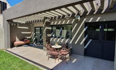 Casa de 3 dormitorios y parque a estrenar en Temperley Este