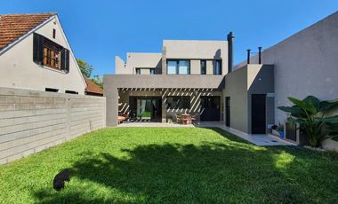 Casa de 3 dormitorios y parque a estrenar en Temperley Este