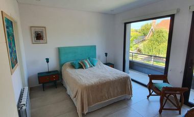 Casa de 3 dormitorios y parque a estrenar en Temperley Este