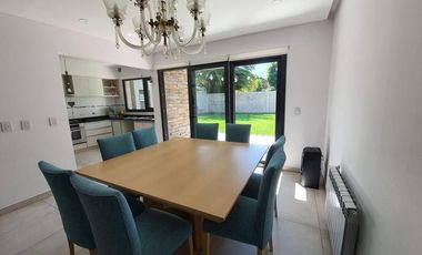 Casa de 3 dormitorios y parque a estrenar en Temperley Este