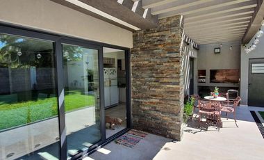 Casa de 3 dormitorios y parque a estrenar en Temperley Este