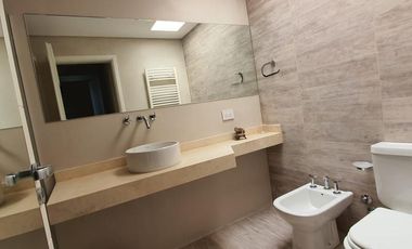 Casa de 3 dormitorios y parque a estrenar en Temperley Este