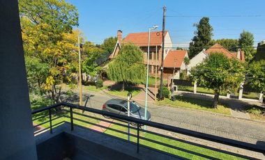 Casa de 3 dormitorios y parque a estrenar en Temperley Este