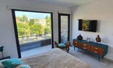 Casa de 3 dormitorios y parque a estrenar en Temperley Este