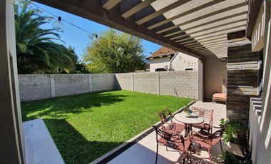 Casa de 3 dormitorios y parque a estrenar en Temperley Este