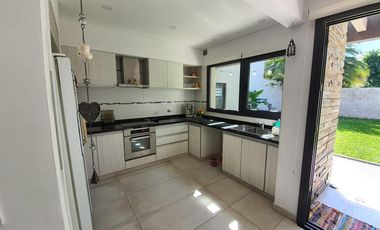 Casa de 3 dormitorios y parque a estrenar en Temperley Este