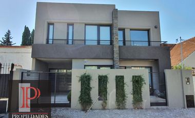 Casa de 3 dormitorios y parque a estrenar en Temperley Este