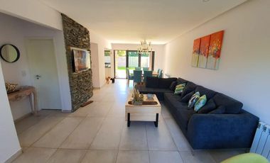 Casa de 3 dormitorios y parque a estrenar en Temperley Este