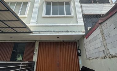ANA RUMAH 4X22M² AKSES DEKAT KE JALAN RAYA JELAMBAR