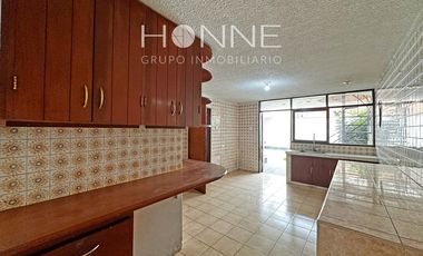 ¡Se vende casa de 3 pisos en Surco por $450,0000!