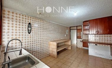 ¡Se vende casa de 3 pisos en Surco por $450,0000!